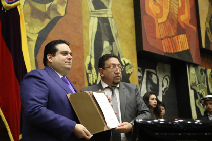 Juan Carlos Larrea (i) tras firmar el acta de posesión en el legislativo.