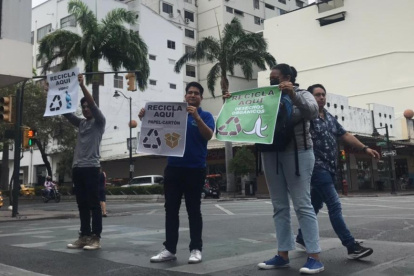 Los estudiantes de la Universidad Agraria se apostaron en diferentes puntos del centro de la ciudad, con letreros que contenían mensajes sobre el cuidado del medio ambiente.