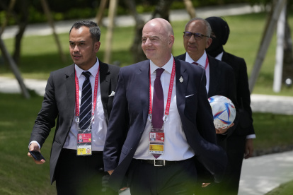 Bali (Indonesia), 15/11/2022.- FIFA President Gianni Infantino (C) walks to attend a lunch as part of the G20 Leaders" Summit in Bali, Indonesia, 15 November 2022. The 17th Group of Twenty (G20) Heads of State and Government Summit runs from 15 to 16 November 2022. EFE/EPA/ACHMAD IBRAHIM / POOL
