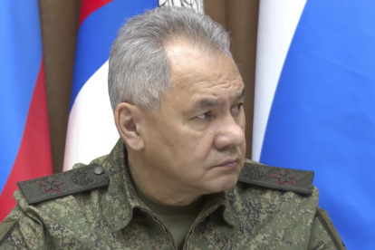 Captura de un video que muestra al ministro de Defensa de Rusia, Sergei Shoigu, escuchando un informe sobre la guerra de Ucrania el pasado 9 de noviembre en Moscú.