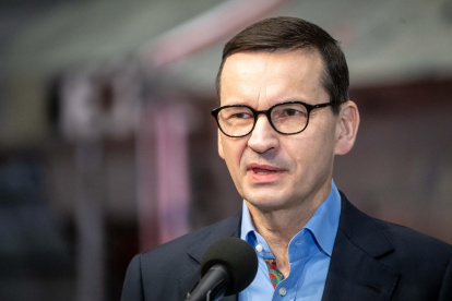 El primer ministro polaco, Mateusz Morawiecki, asiste a una conferencia de prensa en una fábrica de aviones en Bydgoszcz, Polonia, el 14 de noviembre de 2022.