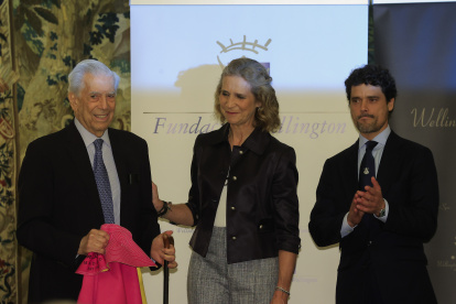 El premio Nobel de Literatura Mario Vargas Llosa con Elena de Borbón y el director del Centro de Asuntos Taurinos de la Comunidad de Madrid, Miguel Abellán.
