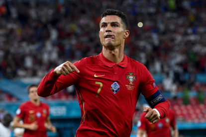 Budapest (Hungary), 23/06/2021.- Cristiano Ronaldo of Portugal celebrates aftter he scored a goal during the Portugal vs. France match in the third round of Group F of the Euro 2020 soccer tournament in Puskas Ferenc Arena in Budapest, Hungary, 23 June 2021. (Francia, Hungría) EFE/EPA/Zsolt Szigetvary HUNGARY OUT Portugal vs. France
