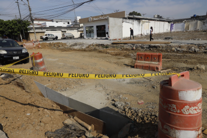 Tal como lo ha contado EXPRESO en una serie de reportajes, hay varias obras que se encuentran a medias en la ciudad, lo que causa molestia a los guayaquileños. 

En la ciudadela Guayacanes, norte de la urbe, una tubería de agua rota provocó que se realicen trabajos en la vía; sin embargo, luego de tres semanas, la obra continúa inconclusa. “Han pasado ya más de 20 días. Los trabajadores vienen, hacen un hueco, nosotros llamamos a reclamar y luego lo tapan con piedra chispa, eso ha ocurrido varias veces, pero no hay una solución real”, reclama Nereida Moreno, moradora de la manzana  202, quien teme que esta situación provoque accidentes. “Supuestamente, para evitar choques, colocaron un palo, pero lo que puede provocar es que los carros se rayen con eso. Esperamos que realmente culminen lo que empiezan y no dejen las cosas a medias”, insistió la mujer.

Otro de los reclamos de los moradores es que los trabajos se realizan en las madrugadas, lo que no permite descansar al vecindario.