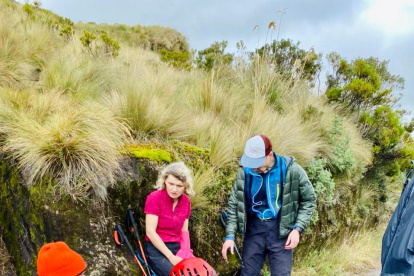 Revisión. Rescatistas brindan atención prehospitalaria a los turistas.