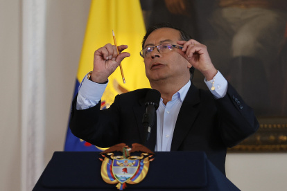 El presidente de Colombia Gustavo Petro habla durante una rueda de prensa sobre el balance de su gestión al cumplir los primeros cien días de su Gobierno, hoy en el Palacio de Nariño en Bogotá (Colombia). EFE/ Mauricio Dueñas Castañeda