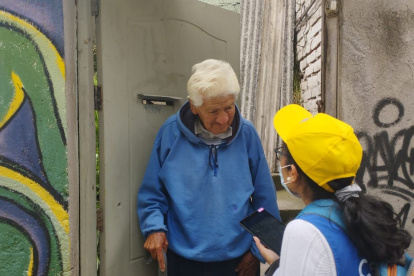 Visita de una censista a una vivienda que habita un adulto mayor.