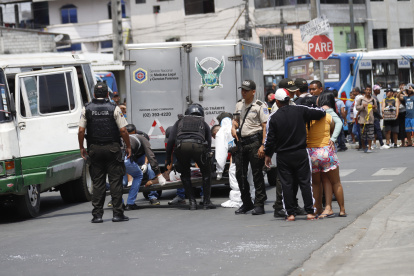 El levantamiento de cadáveres es observado por los moradores del lugar, entre el público suelen estar niños.