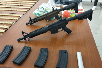 Dos de los fusiles requisados tras allanamiento en sauces 7