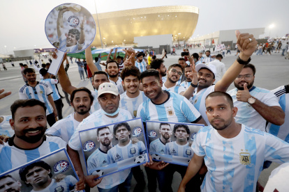 En la foto, tomada el 09/09/2022, aficionados locales seguidores de Argentina momentos antes de la Lusail Super Cup en el estadio de Luisal, donde se jugará la final del Mundial.