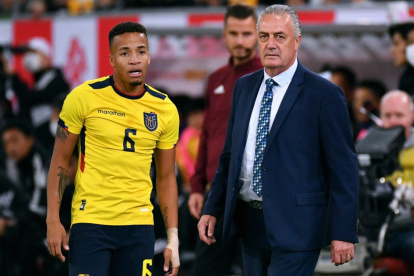 Gustavo Alfaro (d), DT de Ecuador, afirmó sentirse dolido por la ausencia de Byron Castillo (i) en el Mundial de Catar.
