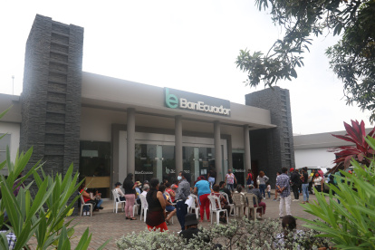 VISTA DE AGENCIA DE LA BANCA ESTATAL ECUATORIANA |
FACHADA DE BAN ECUADOR DE LA ATARAZANA... FD: MIGUEL CANALES... 8-01-2021