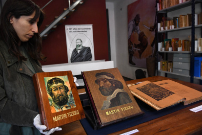 Pistas. Paula Etkin, historiadora, muestra un libro de Martín Fierro, en el Museo de Arte Popular José Hernández.