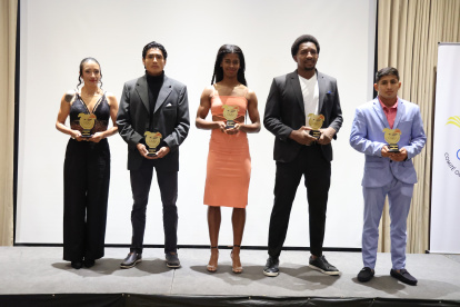 Deportistas de atletismo y boxeo durante su condecoración en la velada 2022.