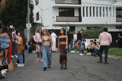 Fans estrenan outfits para ver a Bad Bunny