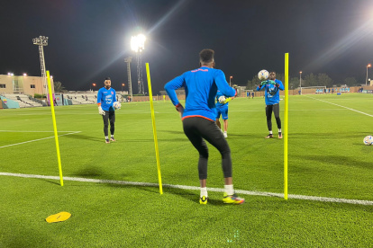 La cancha del Mesaimeer FC es el lugar donde la Tri realizará sus entrenamientos en Doha. Los porteros Hernán Galíndez (i), Alexander Domínguez (de espalda) y Moisés Ramírez fueron los primeros en saltar al campo.