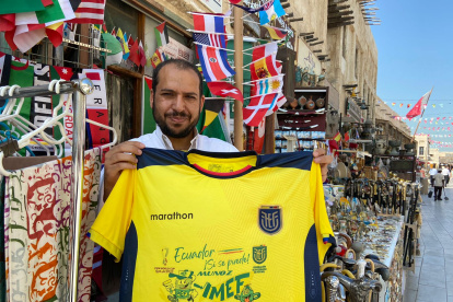 Hassam habla español y es uno de los pocos que tiene prendas de la Tri.