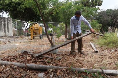 Los residentes de las manzanas 401, 408, 414  y 415 han colocado árboles cerca de las paredes de sus casas que colindan con la zanja, ante la falta de un talud de protección.
