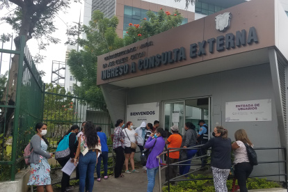 Usuarios esperan su turno para ingresar al área de consulta externa del Hospital Abel Gilbert Pontón, en el suroeste de Guayaquil.