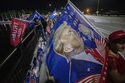 Los partidarios del expresidente de los Estados Unidos, Donald Trump, se paran frente al Mar-a-Lago Club, donde Trump hará un anuncio en Palm Beach, Florida. EFE/EPA/CRISTOBAL HERRERA-ULASHKEVICH