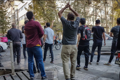 Manifestantes se enfrentan con la policía durante una protesta por la muerte de la joven iraní Mahsa Amini en Teherán el pasado 9 de octubre de 2022
