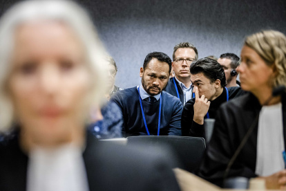 Familiares de las víctimas del derribo del vuelo MH17 asisten a un juicio en el Complejo Judicial de Schiphol en Badhoevedorp, Países Bajos, el 17 de noviembre de 2022. EFE/EPA/REMKO DE WAAL