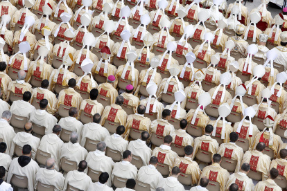 Fotografía de archivo (18/10/2015) de obispos asistiendo a una ceremonia religiosa en la Plaza de San Pedro, Ciudad del Vaticano.