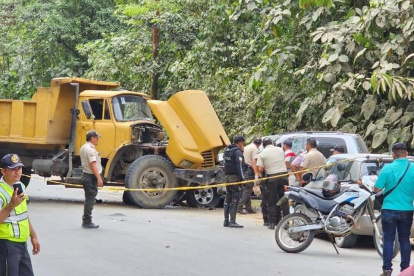 En el asalto habrían utilizado una volqueta para chocar el vehículo donde transportaban el metal.