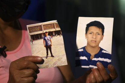 La madre de Adrián Tacuri sostiene una foto de su hijo el 28 de septiembre de 2022, en Cuenca (Ecuador).
