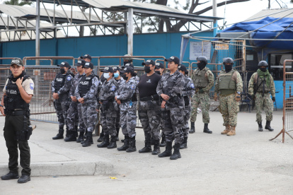 Los exteriores de la Penitenciaría del Litoral son custodiados por policías y se requiere además la intervención militar para los operativos de control.