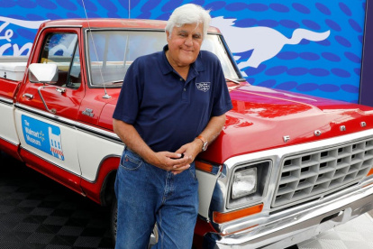 Jay Leno es conocido por tener una amplia colección de autos clásicos.