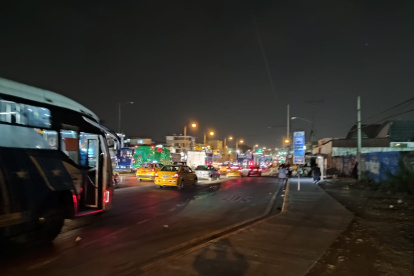 Oscuro. La zona con las luminarias apagadas es altamente traficada.