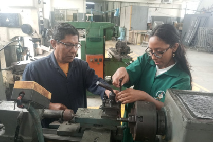 Angelina Chuquitarco durante sus prácticas de electromecánica.
