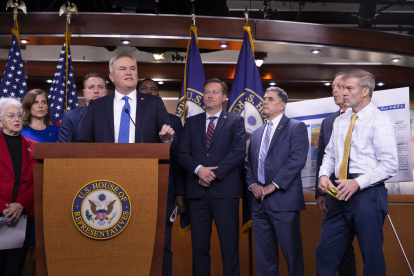 El representante republicano de Ohio Jim Jordan (D) y el representante republicano de Kentucky James Comer (I), este 17 de noviembre de 2022. EFE/EPA/Michael Reynolds