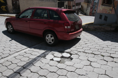 Daños. En los boquetes formados, los carros se caen y golpean generando gastos en reparaciones.