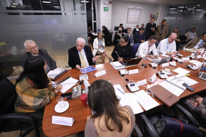 El ministro de Energía, Fernando Santos Alvite, acudió a la Asamblea la noche del 16 de noviembre.