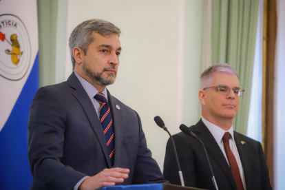 Fotografía cedida por la Oficina de Prensa de la Presidencia de Paraguay del mandatario, Mario Abdo Benitez (i), junto al embajador de Estados Unidos en Paraguay, Marc Ostfield, durante una rueda de prensa en Asunción (Paraguay). EFE/Anibal Ovelar/Oficina de Prensa de la Presidencia de Paraguay