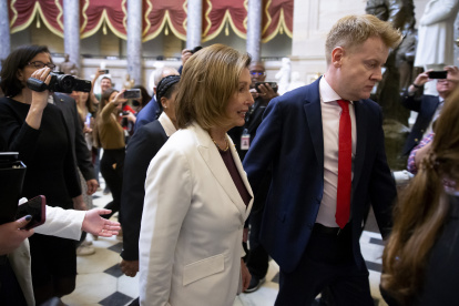 La presidenta de la Cámara de Representantes estadounidense, Nancy Pelosi (c) camina en la sede del Congreso en Washington (EE.UU.). EFE/EPA/MICHAEL REYNOLDS