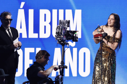 Rosalía reacciona al aceptar su premio a Álbum del Año durante la 23ª Entrega Anual de los Premios Grammy Latinos