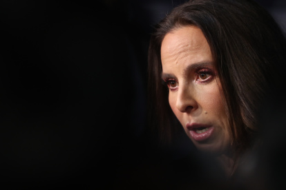 La actriz mexicana Kate del Castillo habla  durante una alfombra roja celebrada en Ciudad de México (México). EFE/Sáshenka Gutiérrez