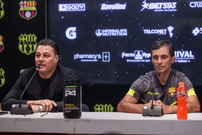 Alfaro Moreno (i) admitió que Fabián Bustos seguirá siendo el entrenador de Barcelona.