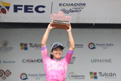 La ciclista Miryam Núñez durante la celebración tras ganar la primera edición de la Vuelta femenina.