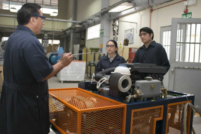 Imagen referencial de estudiantes de una carrera de ingeniería en uno de los laboratorios.