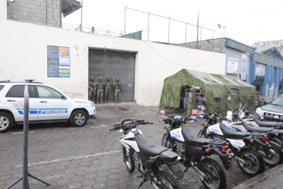 Acciones. Policías y militares fueron movilizados al centro carcelario ubicado en el norte de Quito.