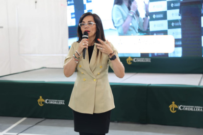 La presidente del CACES, Wendy Anzules, durante un taller en un instituto superior.