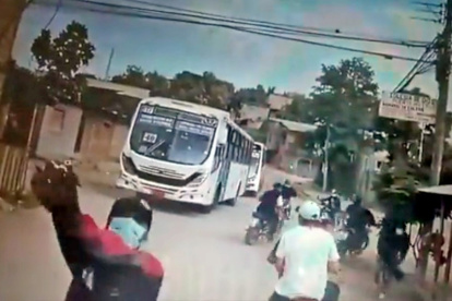 Asalto. Con pistolas y cuchillos ingresaron los antisociales al vehículo.