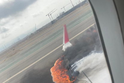 Uno de los pasajeros capturó en una fotografía las llamas sobre una de las alas del avión