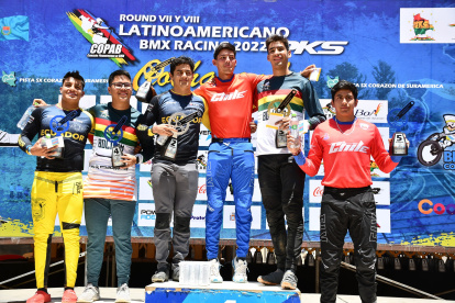 Cristhian Castro (i), en el podio de los monarcas del circuito regional 2022.