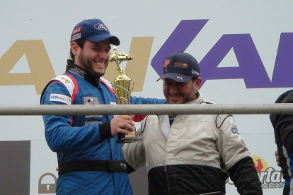 Juan Felipe Calderón recibiendo el trofeo de líder temporal tras la última fecha del Campeonato Provincial de Karting.