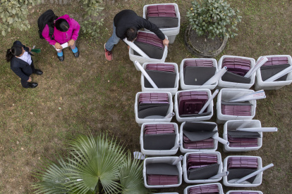 Los funcionarios electorales de Nepal recogen las urnas y los artículos necesarios para las elecciones generales en la oficina electoral de Katmandú, en Katmandú, Nepal, el 17 de noviembre de 2022.